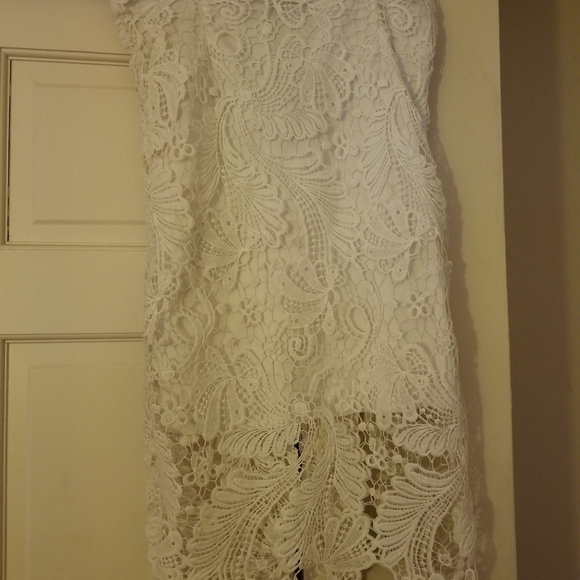 White skirt - Picture 1 of 3